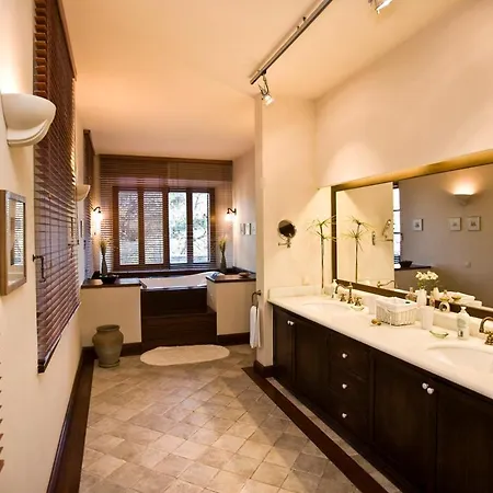 Sleeps 10 Pool Air Con Wifi فيلة